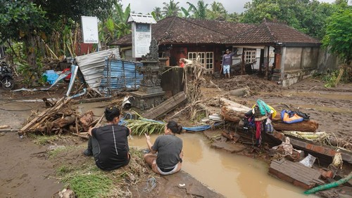 Dua warga mengumpulkan barang-barangnya setelah rumahnya sempat disapu banjir di Desa Tegal Cangkring, Jembrana, Bali, Selasa (18/10/2022). Banjir bandang akibat meluapnya Sungai Biluk Poh tersebut melanda empat kecamatan di Kabupaten Jembrana sehingga sedikitnya 45 unit rumah rusak dan sekitar 117 kepala keluarga mengungsi. ANTARA FOTO/Dicky Bisinglasi/nym.