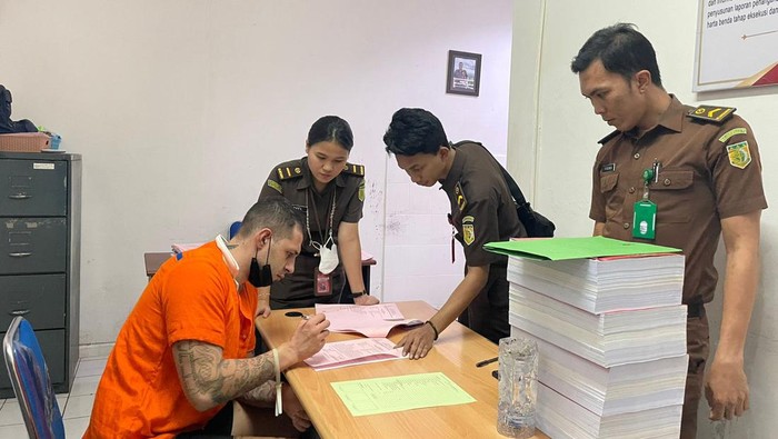 4 tersangka kasus pencurian dana nasabah di Manado, Sulut dilimpahkan ke jaksa.