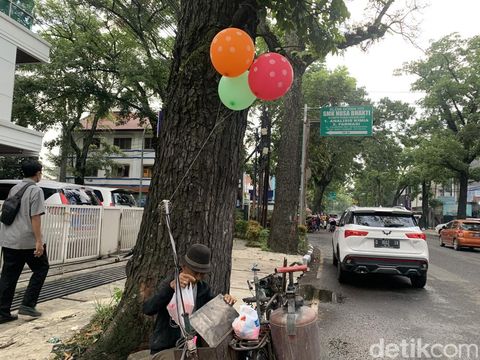 Aki Endi alias Aki Balon di Bandung