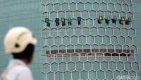 Mereka menggelar aksi sambil membawa sejumlah huruf. 