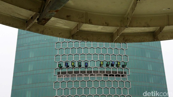 Beberapa orang pekerja rope access membentangkan tulisan 'Kerja Keras Bebas Cemas' diatas gedung dikawasan Kuningan, Jakarta, Rabu (19/10/2022).  Data Badan Pusat Statistik (BPS), jumlah pengangguran di Indonesia pada bulan Februari 2022 mencapai 8,40 juta orang. Ancaman resisi disinyalir akan semakin meningkatkan jumlah pengangguran di Indonesia.