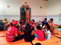 Anak-anak korban banjir bandang diberikan taruma healing oleh petugas PMI di tempat pengungsian, Lingkungan Biluk Poh, Tegal Cangkirng, Jembrana, Bali, Rabu (19/10/2022). foto:I Ketut Suardika