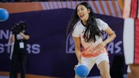 Saat bermain dodgeball, Anya Geraldine harus melemparkan bola karet ke lawannya. Foto: Instagram Anya Geraldine
