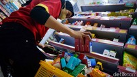 Seorang karyawan menarik obat sirup dari pajangan di salah satu minimarket di Tangerang Selatan, Banten, Rabu (19/10/2022).
