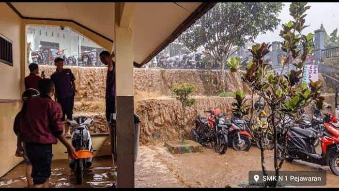 Banjir di SMK Pejawaran, Banjarnegara, Rabu (19/10/2022).