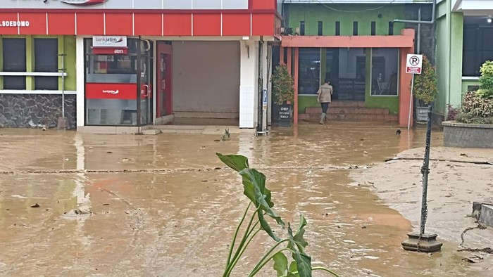 Banjir RSUD Trenggalek Surut, Sisakan Lumpur Tebal