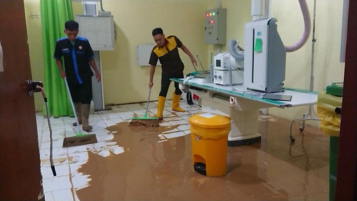 Banjir RSUD Trenggalek Surut, Sisakan Lumpur Tebal