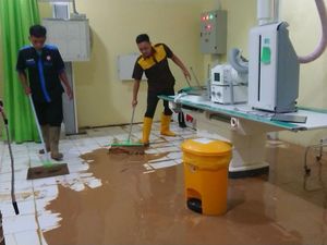Banjir di RSUD Soedomo Trenggalek Surut Sisakan Lumpur, Petugas Bersih-bersih