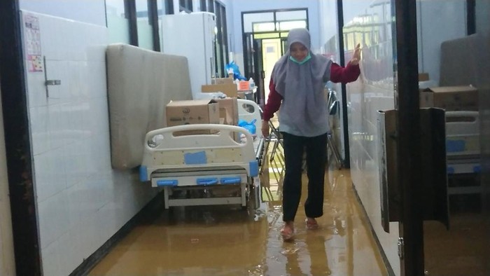 Banjir RSUD Trenggalek Surut, Sisakan Lumpur Tebal