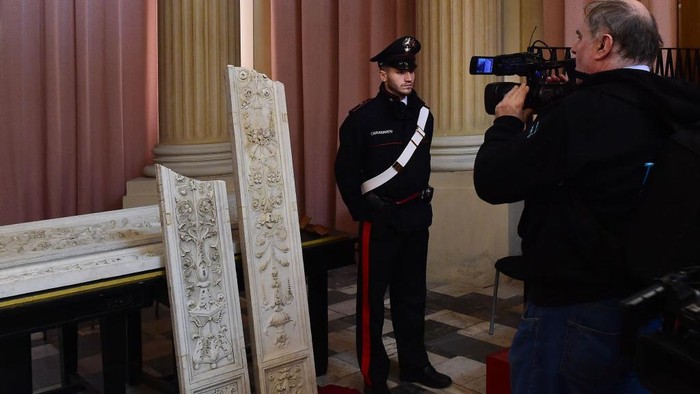 Upacara pengembalian marmer tersebut dijaga ketat oleh petugas.