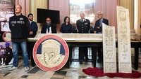 Giorgio Cozzolino Direktur Museum Emilia Romagna, Kolonel Giuseppe De Gori dan Elena Di Gioia Penilai Kebudayaan Bologna menghadiri upacara pengembalian marmer di Bologna, Italia, Selasa (18/10/2022).