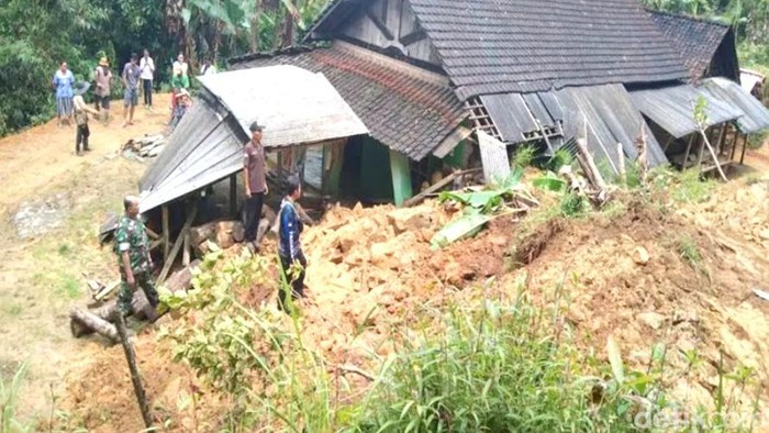 Longsor di Trenggalek, Jawa Timur belum kunjung usai. Tanah longsor tersebut menyebabkan kerusakan rumah warga hingga sejumlah fasilitas umum.