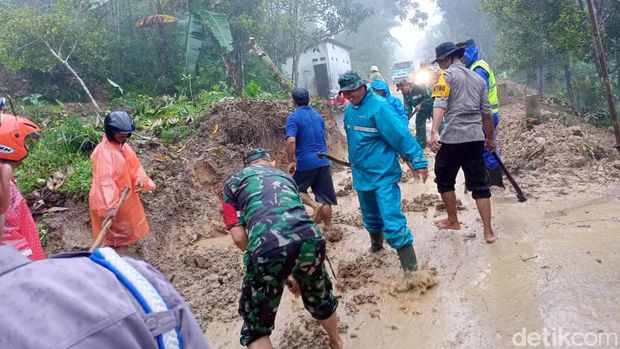 Longsor di Trenggalek, Jawa Timur belum kunjung usai. Tanah longsor tersebut menyebabkan kerusakan rumah warga hingga sejumlah fasilitas umum.