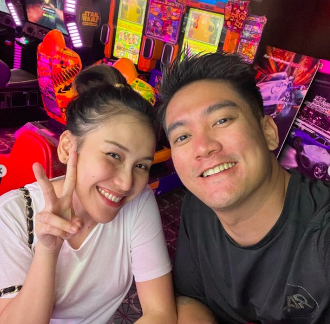 Keduanya bahkan terlihat bermain di tempat games bersama. Sepertinya keduanya ingin kembali mengeratkan bonding mereka. Foto: dok. Instagram, Youtube