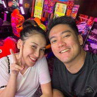 Keduanya bahkan terlihat bermain di tempat games bersama. Sepertinya keduanya ingin kembali mengeratkan bonding mereka. Foto: dok. Instagram, Youtube