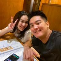 Baean diajak jalan seharian tom & jerry,” tulis Ayu Ting Ting yang berpose akrab dengan Boy William. Foto: dok. Instagram, Youtube