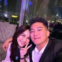 Namun setelah empat tahun tidak bertegur sapa, akhirnya Boy secara gentle meminta maaf ke Ayu Ting Ting. Inilah momen keduanya bertemu kembali. Bestie. mulai dari nol bersama, berantem mulu di tengah jalan, tapi apapun itu, ur still my bestie from zero,” tulis Boy di foto Instagramnya pada 20 September.Foto: dok. Instagram, Youtube