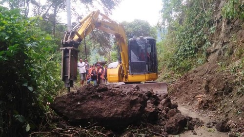 BPBD Karangasem saat melakukan penanganan tanah longsor dengan menggunakan alat berat.