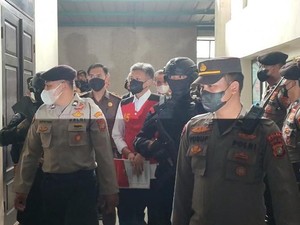 Dikawal Brimob Senjata Lengkap, Brigjen Hendra-Kombes Agus Tiba di PN Jaksel