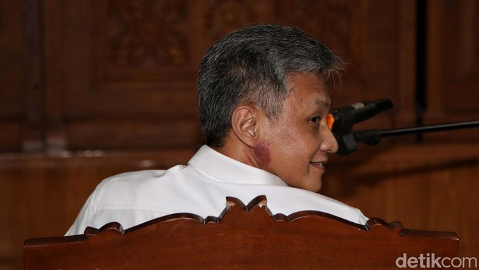 Brigjen Hendra Kurniawan menjalani sidang perdana kasus pembunuhan Yosua Hutabarat. Hendra didakwa merintangi penyidikan kasus pembunuhan Yosua Hutabarat.