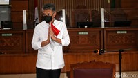 Terdakwa dengan sengaja dan tanpa hak atau melawan hukum melakukan tindakan apapun yang berakibat terganggunya sistem elektronik dan/atau mengakibatkan sistem elektronik menjadi tidak bekerja sebagaimana mestinya, ujar jaksa saat membacakan surat dakwaan.