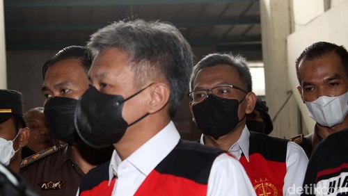 Brigjen Hendra Kurniawan menjalani sidang perdana kasus pembunuhan Yosua Hutabarat. Hendra didakwa merintangi penyidikan kasus pembunuhan Yosua Hutabarat.