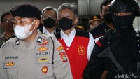 Sebelumnya Mantan Karo Paminal Divpropam Polri Brigjen Hendra Kurniawan dan mantan Kaden A Biropaminal Divisi Propam Polri Kombes Agus Nurpatria tiba di Pengadilan Negeri (PN) Jakarta Selatan dengan dikawal Brimob bersenjata lengkap.