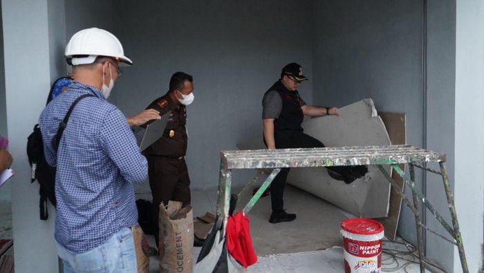 Bupati Kediri Hanindhito Himawan Pramana saat sidak di Pasar Wates.