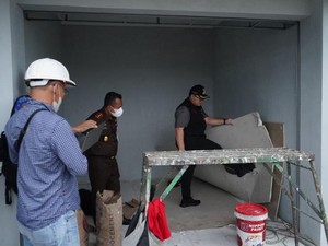 Bupati Kediri Anak Seskab Murka Material Tak Sesuai Spek, Tendang hingga Jebol