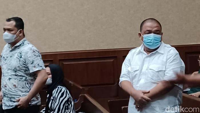 Bupati Langkat nonaktif Terbit Rencana Perangin Angin divonis hukuman pidana penjara 9 tahun. Hakim juga memvonis terdakwa lain yang terkait kasus ini (Yulida M/detikcom)