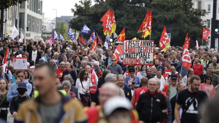 Buruh di Prancis Mogok Massal dan Tuntut Kenaikan Upah Akibat Inflasi Protesters march during a demonstration, in Nantes, western France, Tuesday, Oct. 18, 2022. Industries across France went on strike Tuesday to push for pay hikes that keep up with rising inflation, ramping up the clash between workers and the government after weeks of walkouts that hobbled oil refineries and sparked gasoline shortages around the country. (AP Photo/Jeremias Gonzalez)