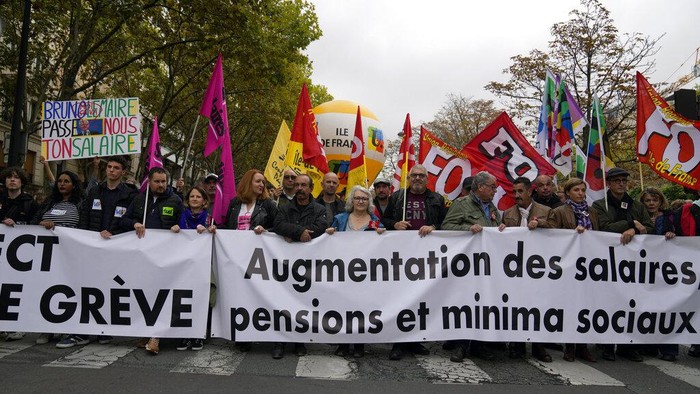 Buruh di Prancis Mogok Massal dan Tuntut Kenaikan Upah Akibat Inflasi GGT leftist union leader Philippe Martinez, center left, walks behind a banner reading