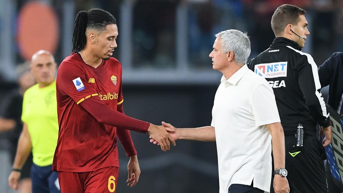 Jose Mourinho meyakini Chris Smalling pantas masuk timnas Inggris (Foto: NurPhoto via Getty Images/NurPhoto)