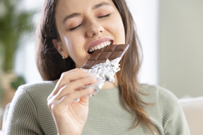 Cara makan cokelat