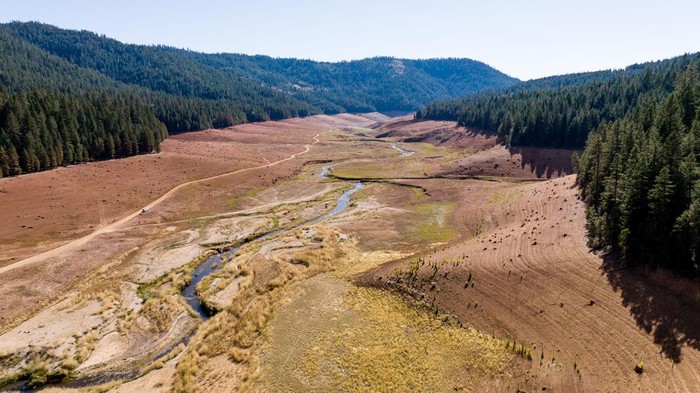 Kondisi Danau Shasta yang mengering di Lakehead, California, Amerika Serikat, Minggu (16/10/2022) waktu setempat.
