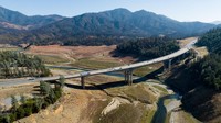 Jembatan membentang di atas Danau Shasta yang mengering di Lakehead, California, Amerika Serikat, Minggu (16/10/2022) waktu setempat.  