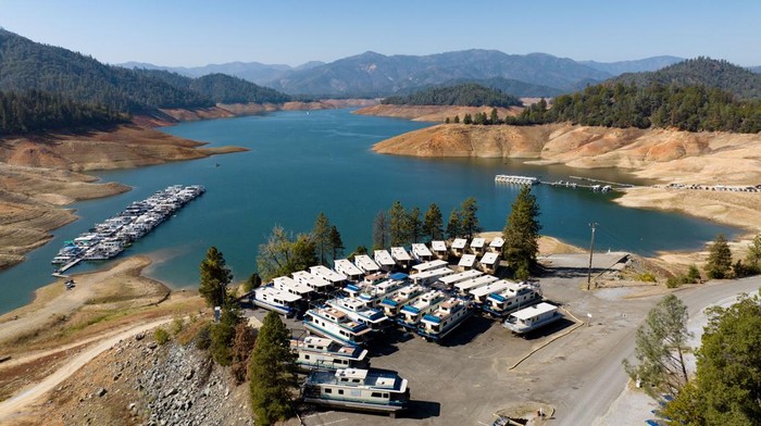 Kondisi Danau Shasta yang mengering di Lakehead, California, Amerika Serikat, Minggu (16/10/2022) waktu setempat.