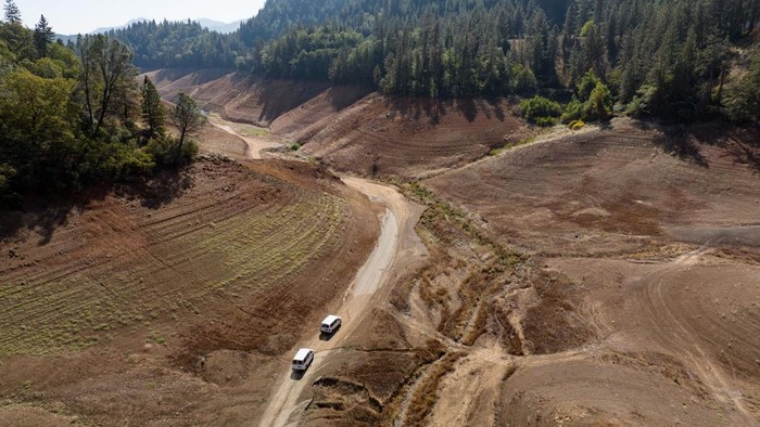 Dua mobil melinta di Danau Shasta yang mengering di Lakehead, California, Amerika Serikat, Minggu (16/10/2022) waktu setempat.