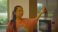 Dewi Perssik memperlihatkan barang-barang yang ada di dapurnya, Termasuk lemari besar berwarna abu-abu yang dijadikan tempat penyimpanan ini. Foto: YouTube
