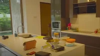 Dapurnya bernuansa cokelat, sehingga memberi kesan hangat. Semua peralatan ditata rapi, mulai dari alat masak, alat makan hingga oven. Foto: YouTube