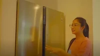 Dewi Perssik mendesain dapurnya menghadap ke arah ruang televisi. Selain itu, di sisi yang berbeda juga menghadap langsung ke arah kolam renang. Foto: YouTube