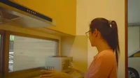 Dapur mewahnya ini pun dilengkapi dengan berbagai alat mewah. Seperti kulkas dua pintu berukuran besar yang diletakkan di sudut dapur. Foto: YouTube