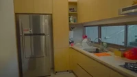 Dapur kotor tersebut juga dilengkapi dengan rak untuk menyimpan peralatan masak. Raknya berada di atas dengan dua pintu kanan dan kiri. Foto: YouTube