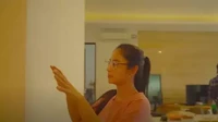 Di dapur keduanya ini juga terdapat kulkas berukuran besar. Sepanjang dapur terdapat jendela yang mengarah ke luar jalan. Foto: YouTube