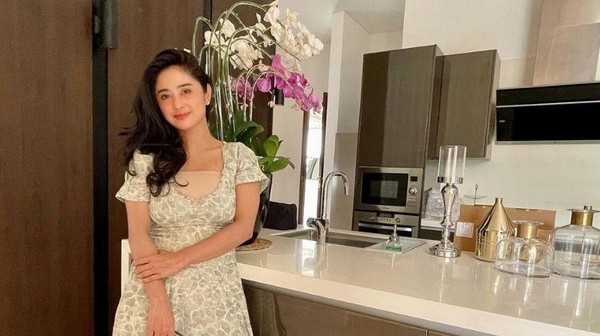 Bernuansa Cokelat, Ini 10 Sudut Dapur Dewi Perssik yang Nyaman