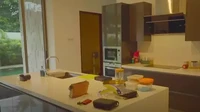 Potret dapur milik Dewi Perssik pernah dibagikan olehnya melalui channel YouTube Dewi Perssik. Saat itu, ia sedang memperlihatkan momen memasaknya. Foto: YouTube