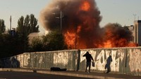 Seorang pria jatuh ke tanah setelah serangan pesawat tak berawak di Kyiv. Yasuyoshi Chiba/AFP/Getty Images
