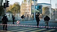 Seorang petugas polisi menembaki drone terbang setelah serangan di Kyiv. Presiden Ukraina Volodymyr Zelensky memberikan reaksi keras atas rentetan serangan drone Rusia yang menghantam beberapa wilayah, termasuk ibu kota Kiev. Ditegaskan Zelensky bahwa Rusia tidak akan bisa menghancurkan Ukraina. Yasuyoshi Chiba/AFP/Getty Images