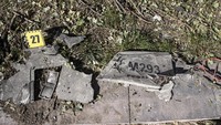 Penampakan pecahan drone kamikaze setelah serangan Rusia di Kyiv. Metin Aktas/Anadolu Agency/Getty Images