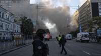 Asap mengepul dari gedung yang hancur setelah serangan Rusia di Kyiv. Dilaporkan bahwa setidaknya empat ledakan terdengar di ibukota Ukraina, Kyiv, pada Senin ketika pihak berwenang melaporkan serangan oleh drone kamikaze Rusia. Metin Aktas/Anadolu Agency/Getty Images